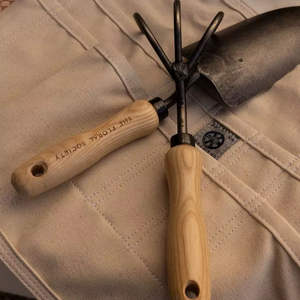 Trio d'outils de jardin en acier au carbone de style vintage avec manches en bois pour la culture en arrière-cour et au jardin - Product Image 2