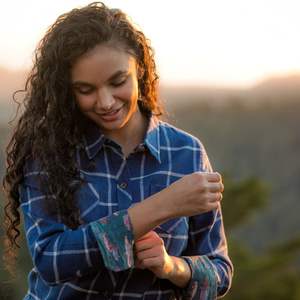 เสื้อเชิ้ตผ้าแฟลนเนลคุณภาพสูง สวมใส่สบาย ตัดเย็บตามสั่ง ผ้าฝ้าย 100% สำหรับผู้หญิง กระดุมหน้า แขนยาว เสื้อเชิ้ตผ้าแฟลนเนลสีพื้นสำหรับผู้หญิง - Product Image 2