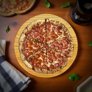 Plateau à pizza en bois, artisanal, pour servir des pizzas, destiné aux restaurants italiens, cafés, boulangeries, entreprises de restauration, cuisines domestiques - Product Image 4