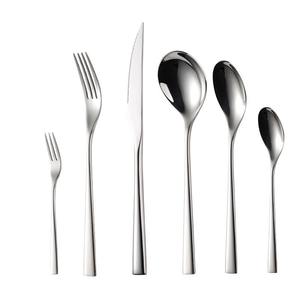 Ensemble de fourchettes, couteaux et cuillères en acier inoxydable argenté de haute qualité avec finition polie, compatible lave-vaisselle pour un nettoyage facile - Product Image 1