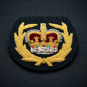 Insignia Bordada Personalizada con Corona y Corona de Laurel, Parche de Tela Cosido para Uniformes y Prendas - Product Image 1