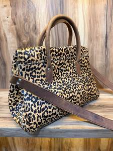 Bolso Tote de Cuero Genuino con Pelo de Vaca y Correa de Hombro Ajustable - Product Image 3