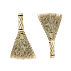 Ensemble écologique de 2 balais en herbe naturelle faits à la main du Vietnam, balai traditionnel en paille pour le nettoyage du jardin - Product Image 1