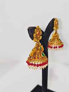 Pendientes Antiguos de Oro Sólido de 22k con Motivo de Lakshmi Hechos a Mano, Joyería de Boda con Esmeraldas Verdes y Perlas Naturales - Product Image 3