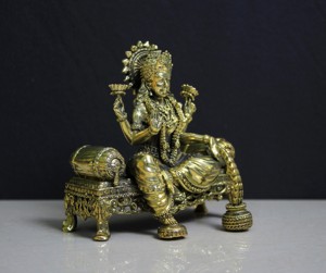 Estatua de Laxmi en Latón sobre Singhasan |   Ídolo Antiguo de la Diosa Lakshmi de 4 Pulgadas en un Trono |   Figura de Diosa Hindú al por Mayor para Decoración del Hogar - Product Image 4
