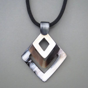 Elegante Collar de Cuerno con Diseño de Colgante Sofisticado, Ideal para Moda Casual, Eventos Formales y Estilos Modernos - Product Image 1