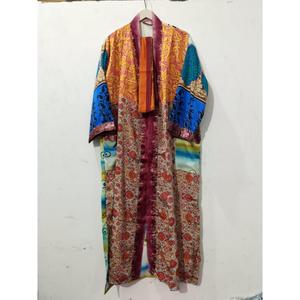 Kimono de luxe d'été, robe longue patchwork faite main, style indien vintage, en soie de sari recyclée, idéal comme cache-maillot ou tenue de nuit. - Product Image 5