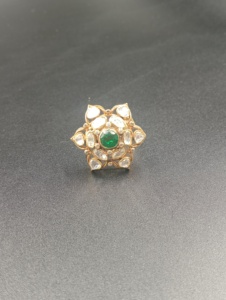 แหวนดอกไม้ดาววินเทจ Amaira Jewels ชุบทอง 18K ประดับพลอยสีเขียวทรงเหลี่ยมคู่ สำหรับผู้หญิง เครื่องประดับงานแต่งงานเดือนพฤษภาคม - Product Image 3