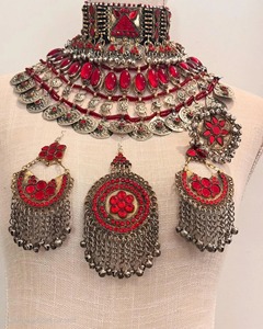 Collar Tribal Afgano Tradicional Kuchi con Incrustaciones de Piedras de Vidrio Rojas Vibrantes y Monedas Colgantes en Tono Plateado - Product Image 5