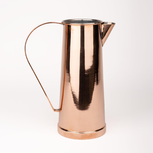 Jarra de agua de cobre pulido hecha en India con tapa de cúpula escalonada y asa a juego, disponible a precios de mayorista. - Product Image 3