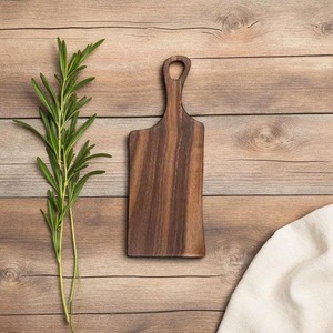 Tabla de cortar de madera gruesa que proporciona una estabilidad adicional durante las tareas de corte, útil para el trabajo culinario profesional. - Product Image 3