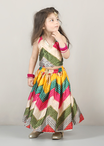 ชุดเลเฮนกาโชลีแบบดั้งเดิมสำหรับเด็กผู้หญิงอินเดีย พร้อมลายปะติดเรขาคณิตบนผ้าเดนิมหลากสี เหมาะสำหรับใส่ในทุกฤดูกาลสำหรับงานปาร์ตี้ - Product Image 3