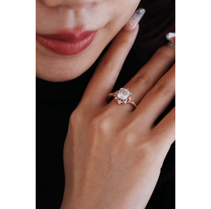 Bague de fiançailles pour femme en or jaune 14 carats, style victorien, avec diamant de laboratoire taille coussin allongée 3 carats et motif floral vintage - Product Image 1