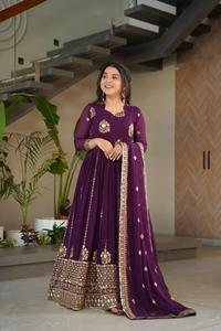 Robe de mariée ethnique pour femme, brodée de sequins Zari violets, style Salwar Kameez Dupatta, Inde Pakistan, en matériaux recyclés, entièrement faite à la main - Product Image 2