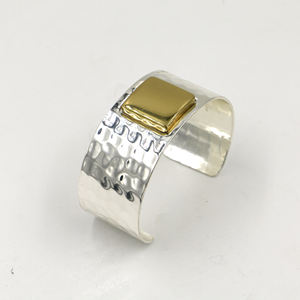 Bracelet manchette artisanal en laiton et métaux mélangés, martelé, large, bicolore, bijou statement, cadeau bohème pour elle - Product Image 3