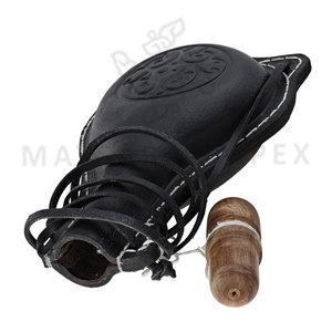 Botella de agua de cuero con tapón de madera y correa para el hombro para camping, senderismo y uso al aire libre, opciones de color rojo y negro. - Product Image 4
