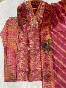 Ensemble Kurta, pantalon et dupatta en soie Zarna de qualité supérieure, avec broderie artisanale magnifique, séchage rapide, élégant et tendance pour les fêtes - Product Image 6
