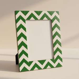 Cadre photo en os incrusté fait main |   Motif Chevron en Résine |   Cadre photo élégant pour table - Product Image 2