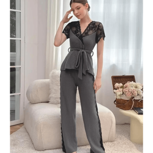 Elegante Conjunto de Loungewear de Dos Piezas con Tejido Acanalado y Encaje Floral: Top Cruzado con Cuello en V y Cinturón de Lazo, y Pantalones de Pierna Ancha - Product Image 1