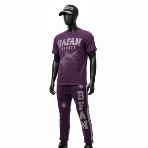Ensemble t-shirt et pantalon de jogging pour homme en jersey de coton élasthanne GSM de haute qualité, avec bande latérale violette et logo en strass, 2 pièces. - Product Image 4