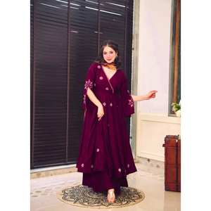 Vestido de Diseñador XL con Bordado de Lentejuelas en la Parte Inferior y Dupatta Incluida - Product Image 5