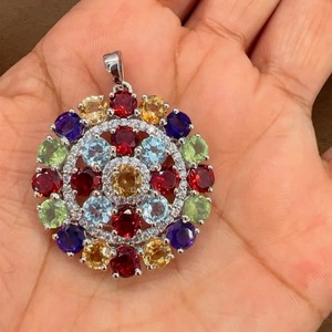 Rhaya Jewels – pendentif fleur en pierres précieuses naturelles pour femmes, 100% naturelles, plaqué rhodium, argent sterling, modèle minimaliste, cadeau raffiné - Product Image 2