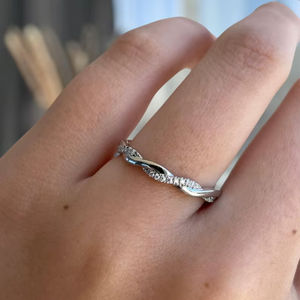 Anillo Apilable Delicado de Moissanita con Corte Redondo para Unisex, Plata Fina 925 Original, Regalo para Novio/a en Bodas y Cumpleaños - Product Image 1