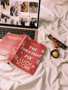 The Christmas Fix de Lucy Score, libro en tapa blanda, éxito de ventas para adultos - Product Image 1