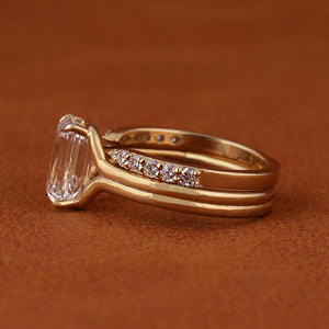Ensemble de bagues de fiançailles en or massif 14 carats avec diamant de laboratoire taille émeraude de 2 carats et alliance assortie pavée - Product Image 3