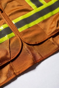 Gilet de sécurité réfléchissant marron avec panneaux en maille et plusieurs poches pour les travaux de construction et de circulation - Product Image 6
