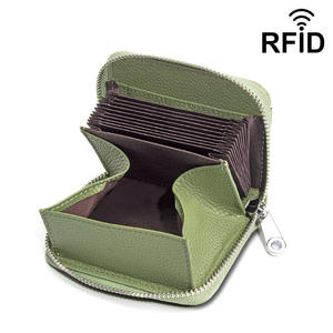 Cartera Pequeña de Cuero Genuino con Monedero con Cremallera y Bloqueo RFID para Almacenamiento Seguro de Tarjetas de Crédito - Product Image 3