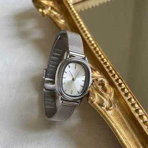 Nouvelle montre ovale minimaliste en argent pour femme 2026, vente en gros d'usine, montre à quartz élégante avec chaîne délicate, montre-bracelet polyvalente pour femme - Product Image 4