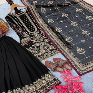 Conjunto Étnico para Mujer VASTRA COTTAGE, Top Completamente Cosido con Pantalones Plazo y Dupatta de Georgette Sintético con Bordado de Lentejuelas - Product Image 3