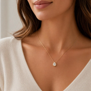 Collar con Colgante de Diamante Corte Pera, Engaste en Bisel de Oro Amarillo, Diseño Minimalista, Unisex, Uso Diario - Product Image 5