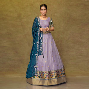 Conjunto de Lehenga Choli de Seda Banarasi de Diseño, con Patrón de Tejido Tradicional, Falda Acampanada, Dupatta Elegante, Sin Arrugas, Largo hasta el Suelo, para Fiesta de Gala - Product Image 5