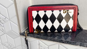 Bolso de mano de cuero tallado a mano con elegante diseño occidental, patrón de cuadros en blanco y negro con ribete rojo, para uso femenino. - Product Image 6