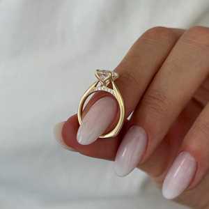 Anillo de Compromiso con Diamante Cultivado en Laboratorio de 2.5 Quilates, Corte Pera, Diseño Tulipán Único, Oro Amarillo de 14k, Certificado IGI - Product Image 1
