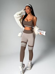 Ensemble de sport deux pièces sans coutures avec débardeur court à empiècements contrastants et legging de course froncé effet push-up - Product Image 1