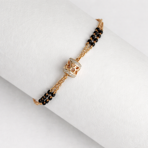 Bracelet style Mangalsutra en or 18 carats avec perles noires et breloque en cristal pour femme, élégant et traditionnel, à porter au quotidien, idéal comme cadeau - Product Image 1