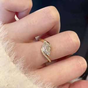 Anillo de compromiso de plata de ley 925 con diamante cultivado en laboratorio de corte marquesa de 1 quilate total, certificado IGI, oro blanco de 14K, diseño East to West Bypass - Product Image 5