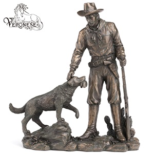 Figurine de cowboy VERONESE DESIGN - Les deux mains reposant sur une clôture avec Dieu à son côté, art en résine de luxe, 16x12x26,5 cm, décoration d'intérieur - Product Image 5