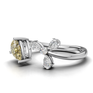 Anillo de Compromiso de Lujo en Oro Amarillo de 18K con Racimo de Diamantes en Forma de Pera, Centro Redondo con Detalles de Diamantes en Forma de Pera - Product Image 4
