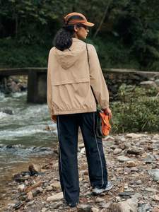 เสื้อแจ็คเก็ตกันลมสำหรับผู้หญิง แบบสปอร์ต สกรีนโลโก้ได้ ผ้าเนื้อนุ่ม น้ำหนักเบา แห้งเร็ว สำหรับฤดูหนาว ปี 2026 - Product Image 4