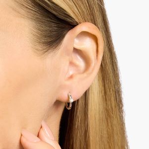 Boucles d'oreilles Huggie en or blanc avec diamants naturels de luxe, taille brillant rond - Product Image 4