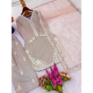 Vêtements traditionnels chinois de créateur, haut-bas et dupatta avec des broderies complexes et des sequins - Product Image 4