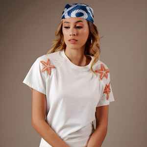 T-shirt blanc en coton à manches courtes et col rond, broderie artisanale de perles en forme d'étoile de mer, vêtements décontractés d'été - Product Image 1