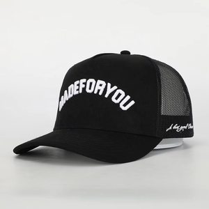 Casquette de sport personnalisée 5 panneaux en gros, broderie de logo de haute qualité, coton noir, patch en cuir, casquette trucker classique - Product Image 1