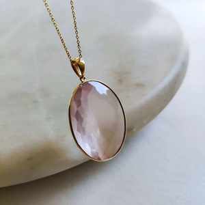 Colgante de oro de 14 quilates con cuarzo rosa natural de corte ovalado de 22x28 mm, joyería fina de moda para mujer, proveedor mayorista de joyería de oro premium. - Product Image 1