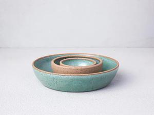 Tazón de Cerámica Verde Espuma de Mar con Diseño Ancho y Bajo, Detalle de Borde Rústico, Duradero, Apto para Alimentos, Ideal para Pasta, Ensaladas y Tapas - Product Image 3