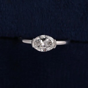 Anillo de Compromiso con Diamante Ovalado Cultivado en Laboratorio, Engaste de Media Bisel, Oro Amarillo, Joyería Elegante y Sostenible, Diseño Solitario Atemporal - Product Image 4